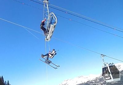 Évacuation verticale d'un fauteuil-ski