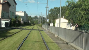 Exemple d'alignement de barrières à lisses verticales pouvant générer un masque à la visibilité en situation dynamique